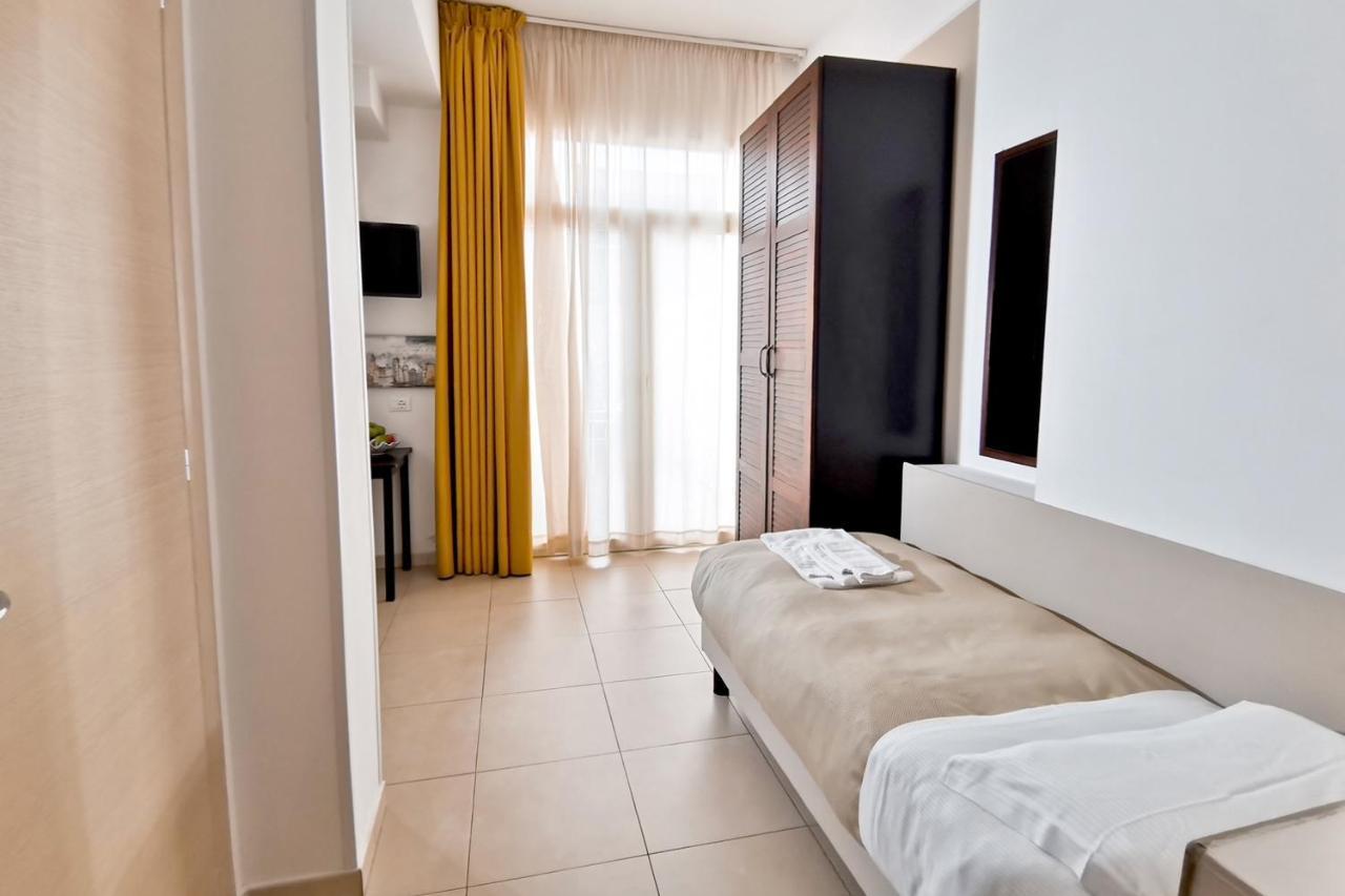 קליארי Hotel Poetto מראה חיצוני תמונה