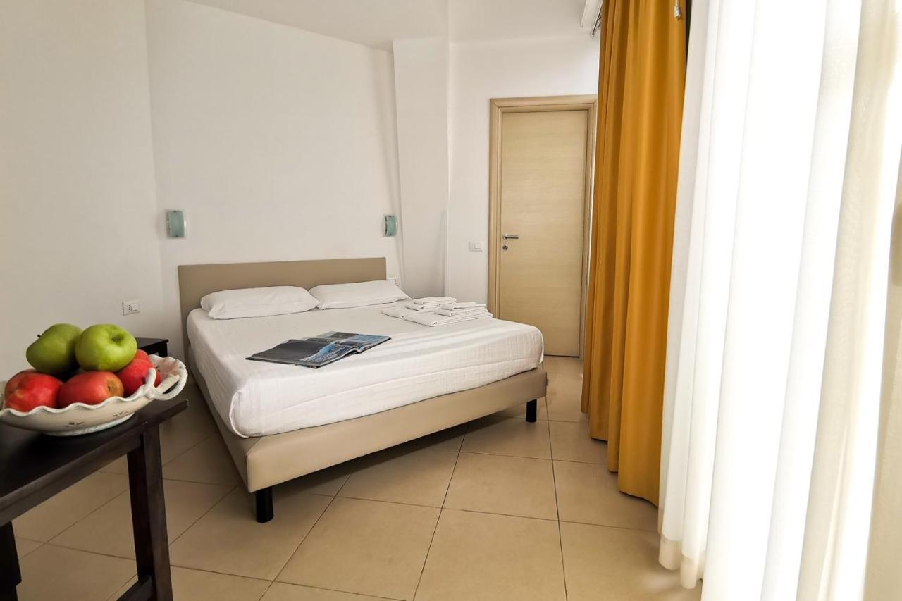 קליארי Hotel Poetto מראה חיצוני תמונה
