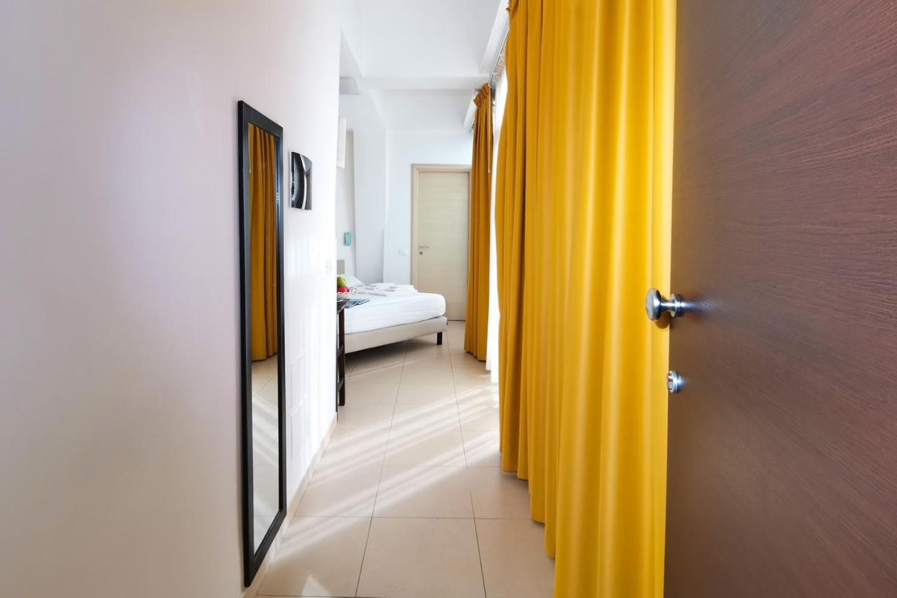 קליארי Hotel Poetto מראה חיצוני תמונה